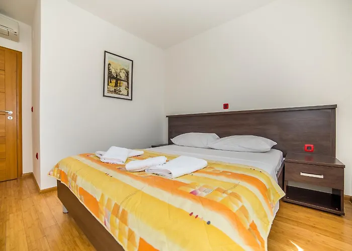 Villa Tucepi Beach * 图彻皮